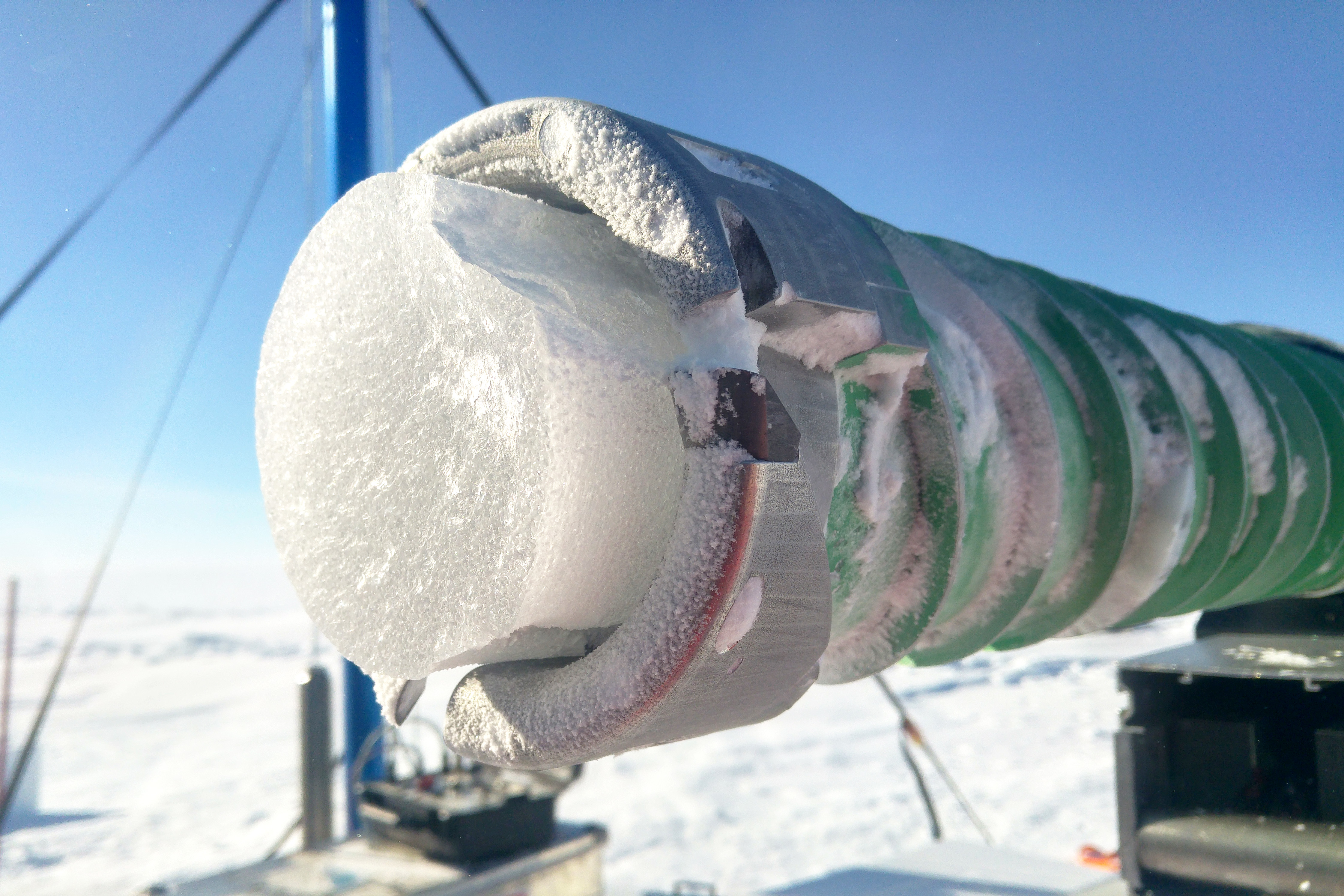 <p>Carotte de glace dans son tube carottier, prête à être extraite. <br class='autobr' />
© A. Spolaor, U. de Venise/IPEV/PNRA</p>
