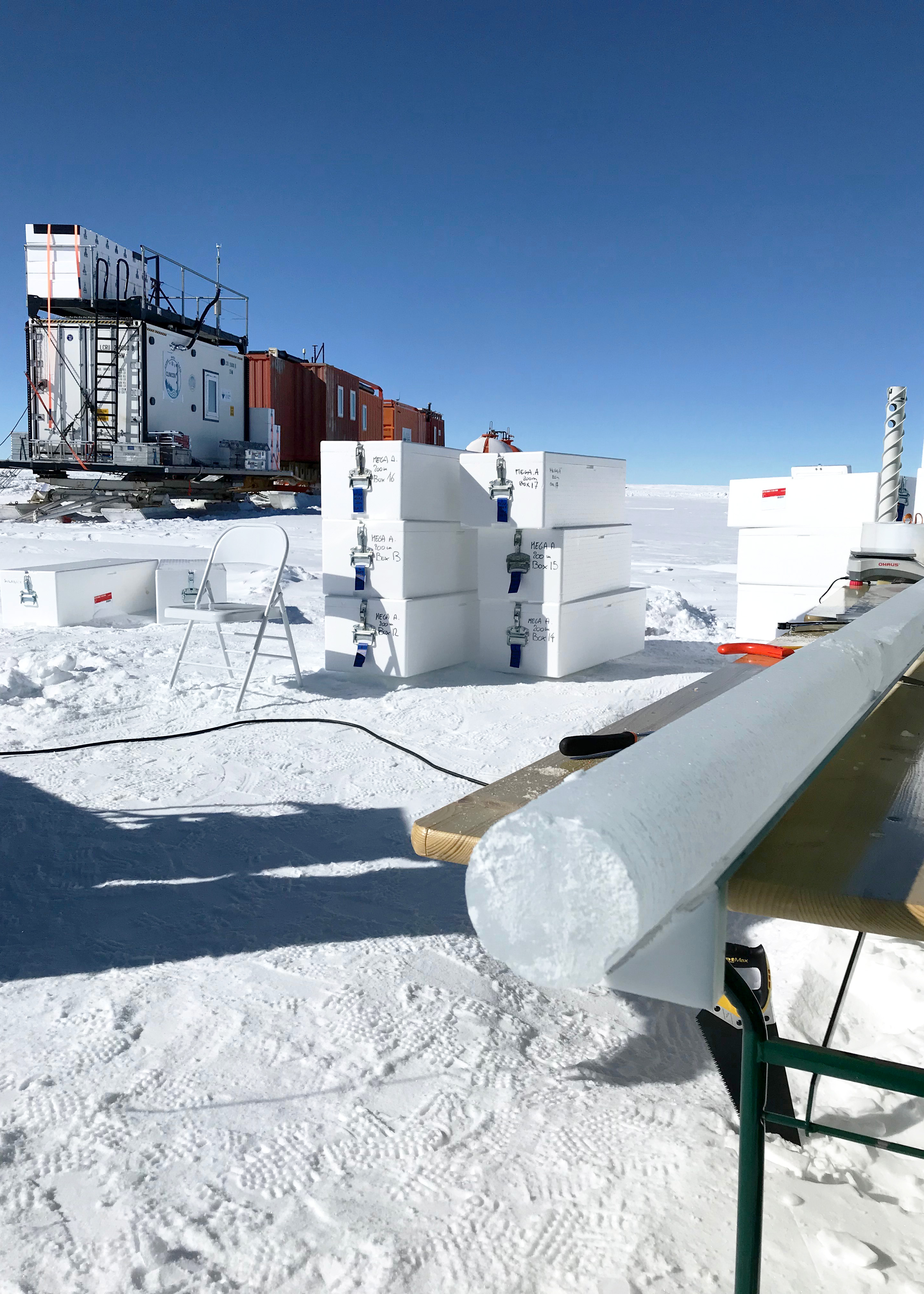 <p>Carotte de glace extraite et prête à être inventoriée. En arrière plan, les caisses isothermes de stockage des carottes et une partie de la caravane <br class='autobr' />
© EAIIST, J Savarino, CNRS/IPEV/PNRA</p>