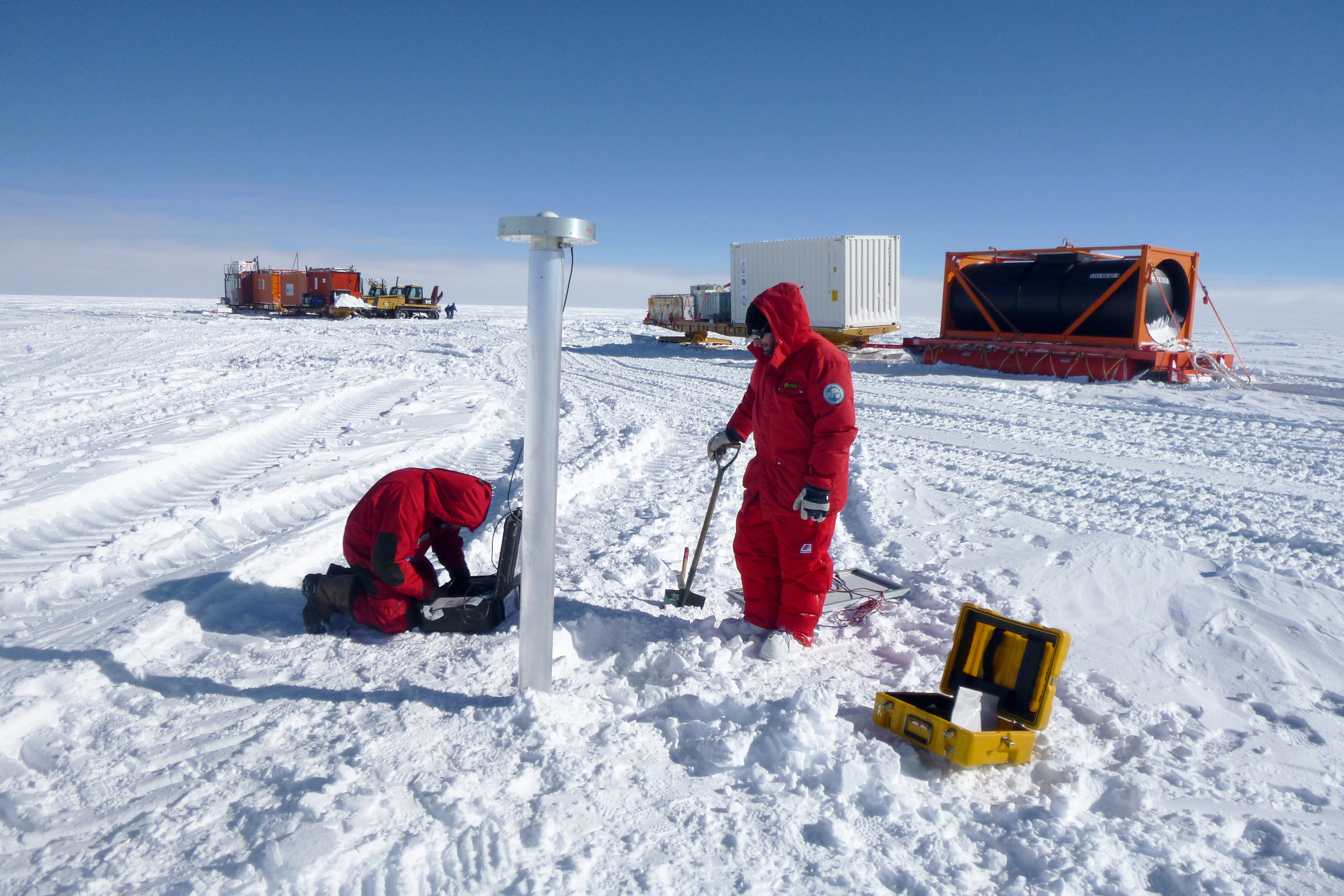 <p>Installation d'une balise GPS pour la mesure de la vitesse et direction d'écoulement de la glace. <br class='autobr' />
© A. Vendé, IPEV/PNRA</p>