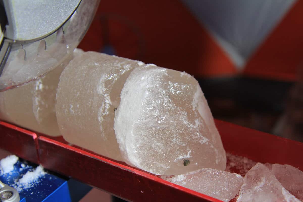 <p>© Bruno Jourdain - Fondation UGA Extraction des carottes de glace jusqu'au socle rocheux.</p>