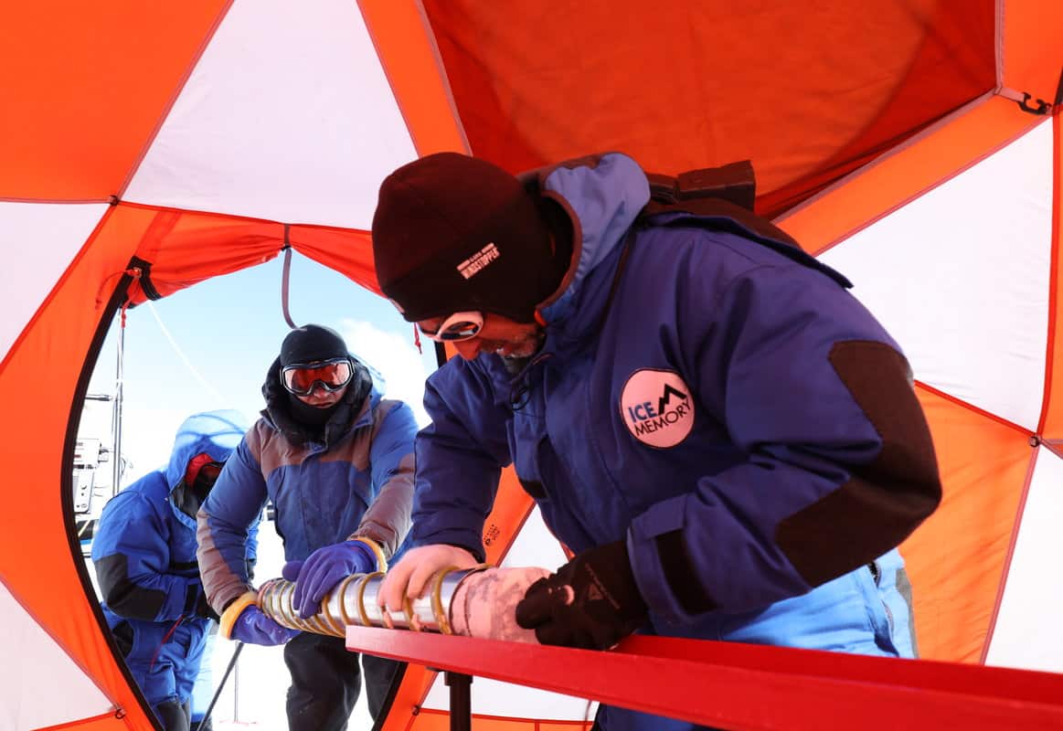 <p>© Sarah Del Ben - Wild Touch - Fondation UGA ICE MEMORY : forage des carottes de glace sur le mont Illimani en Bolivie</p>