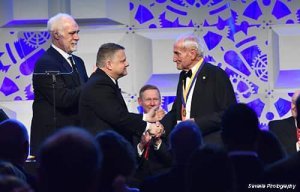 Claude Lorius a reçu le 4 mai 2017 le prix Bower de l'Institut Franklin de Philadelphie