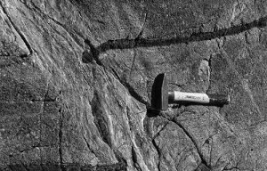 Comment les séismes induisent la transformation de la croûte inférieure terrestre