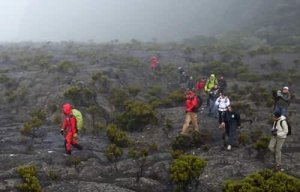 Installation de sismomètres sur le Piton de la Fournaise