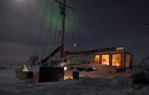 Pris dans les glaces sur un voilier…pour étudier la microbiologie polaire