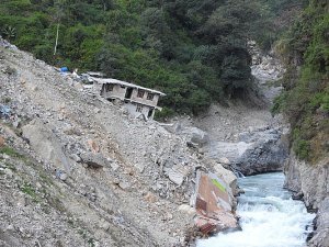 Lake outburst with seismometers listening to the flood