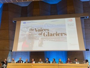Les voix des glaciers : récits de chagrin et d'espoir face au recul des glaciers tropicaux