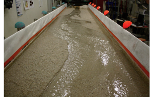 Etude expérimentale de la réponse morphologique des rivières à gravier aux forçages hydrosédimentaires