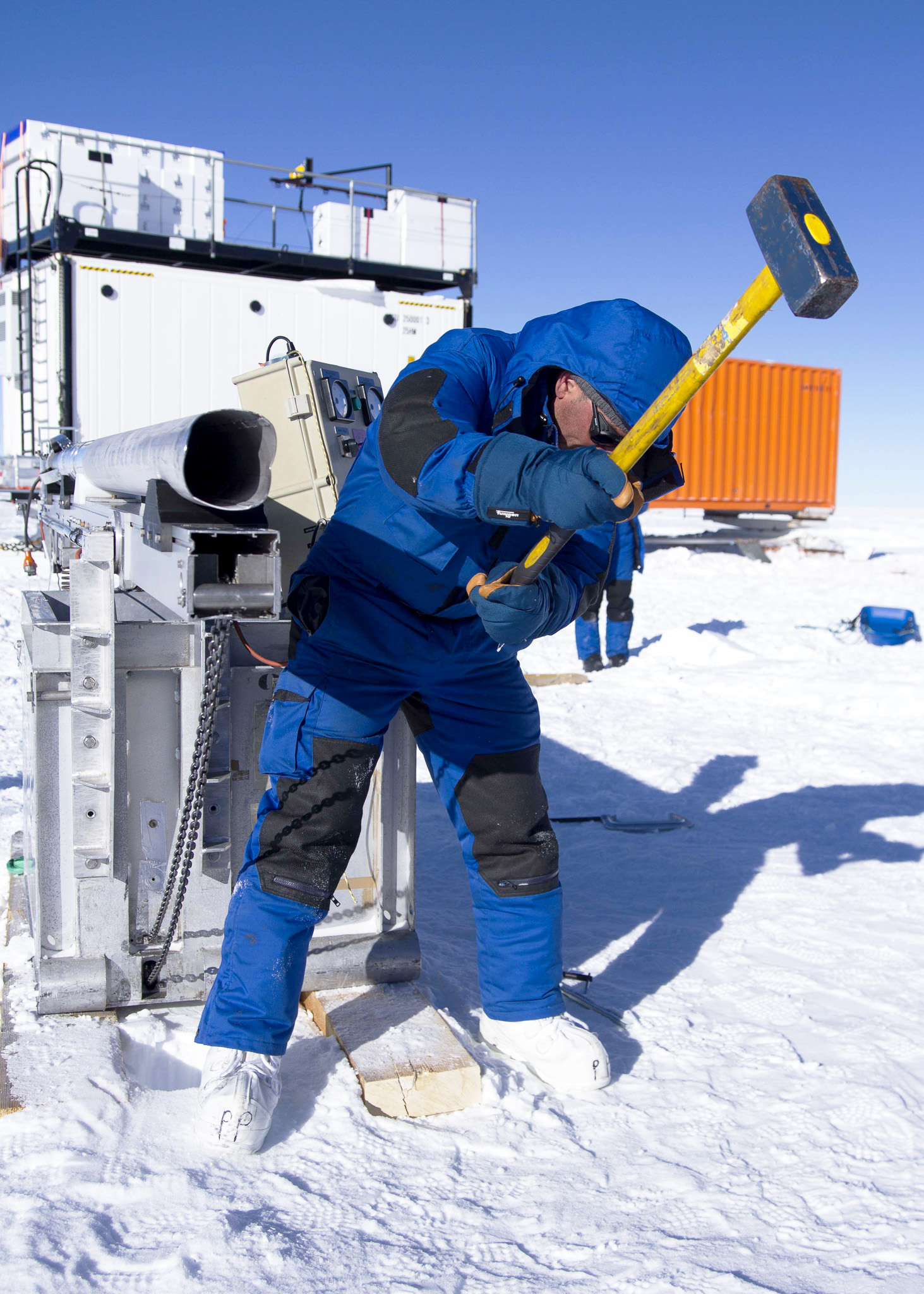 <p>Mise en place de la plateforme du carottier Trapanelle. Philippe Possenti, le foreur, doit pour chaque forage mettre de niveau la plateforme pour que le trou de forage soit bien vertical. On distingue à ses cotés le tube carottier qui contiendra la carotte de glace. <br class='autobr' />
© Q. Celle, IPEV/PNRA</p>