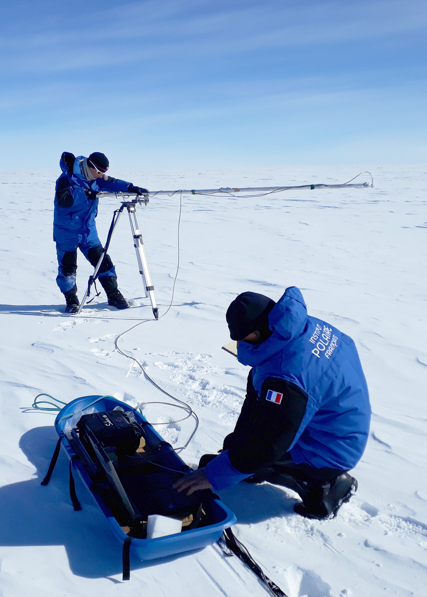 <p>Mesure de l'albédo (pouvoir réfléchissant) de la neige. Cette mesure permet de calculer le bilan d'énergie. <br class='autobr' />
© G. Larocca, INGV/IPEV/PNRA</p>