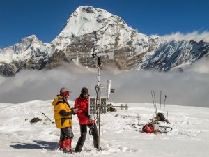From local glacier surface mass balance observations to regional climate simulations : investigating current glacier trends in Nepal
