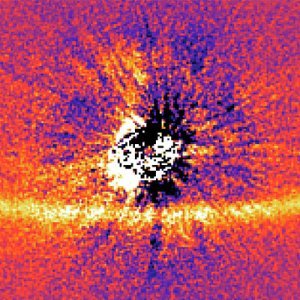 Les poussières du disque protoplanétaire autour de l'étoile HR4796A plus irrégulières que prévu