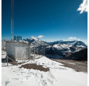 Quels sont les facteurs qui conditionnent la composition des communautés microbiennes dans l'atmosphère ?