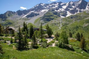 Évolution du jour de déneigement dans les Alpes françaises et les Pyrénées 
