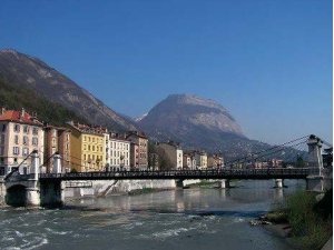 [#CNRSinsolite] | A la recherche des indices géologiques dans la vieille ville de Grenoble