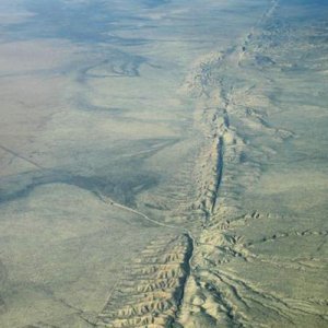 Ecouter les vagues et le vent pour prédire les séismes
